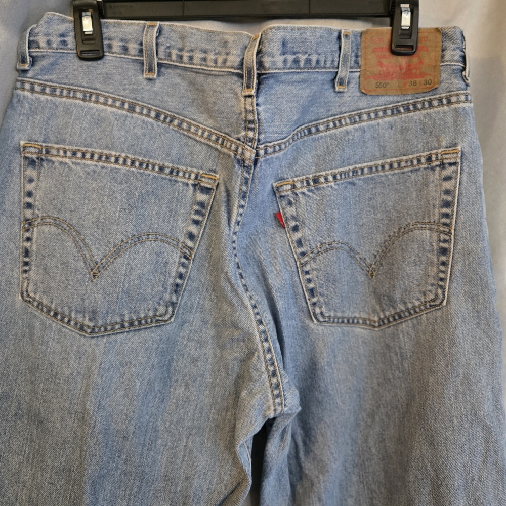 Levi’s 550 Jeans Mens 38x30 Relaxed Fit Tapered Leg Light Wash Denim
